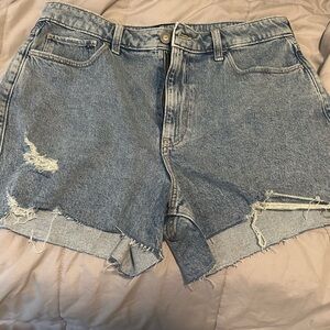 Hollister Jean shorts size 12 Waist 31. Never worn.